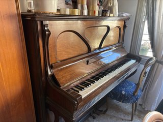 Piano de madera antiguo