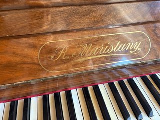 Piano de madera antiguo