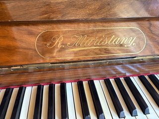 Piano de madera antiguo
