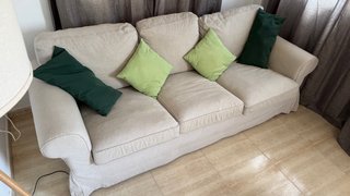 Sofá de 3 plazas beige con cojines verdes