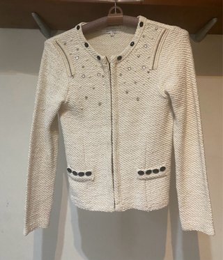Chaqueta corta beige con abalorios