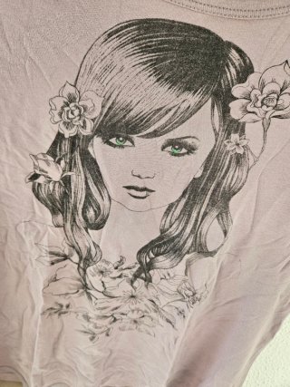 Camiseta lila con estampado frontal