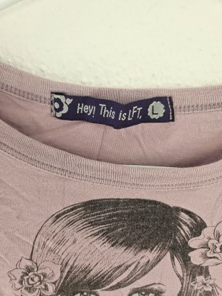 Camiseta lila con estampado frontal
