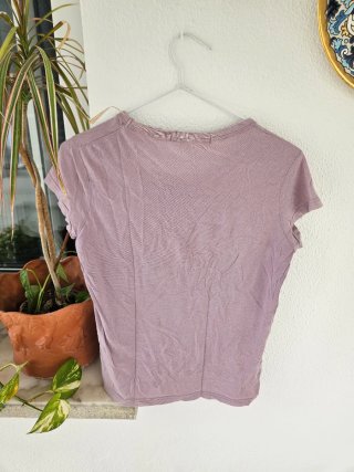 Camiseta lila con estampado frontal