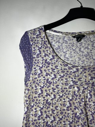 Blusa H&M sin mangas floral beige y morado Talla M