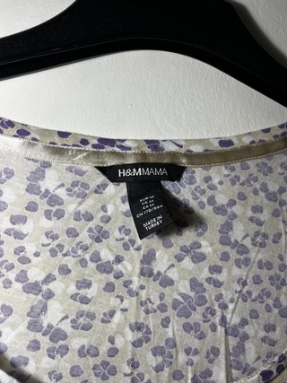 Blusa H&M sin mangas floral beige y morado Talla M