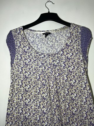 Blusa H&M sin mangas floral beige y morado Talla M