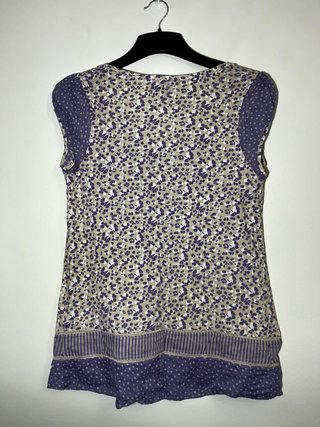 Blusa H&M sin mangas floral beige y morado Talla M
