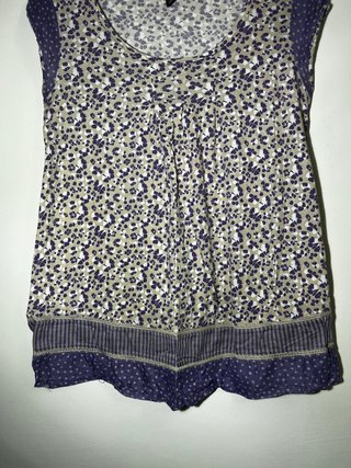 Blusa H&M sin mangas floral beige y morado Talla M