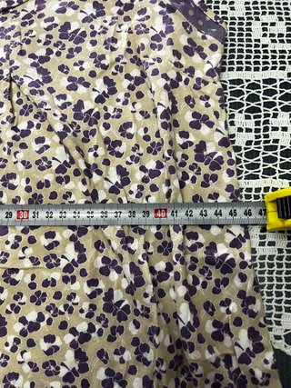 Blusa H&M sin mangas floral beige y morado Talla M