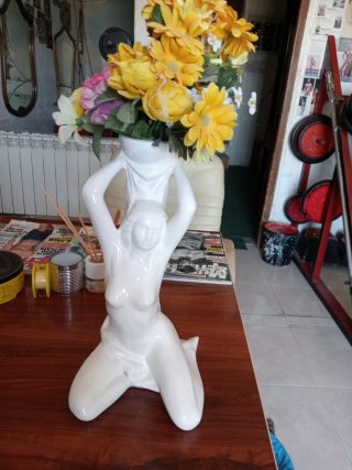 Figura cerámica mujer con flores