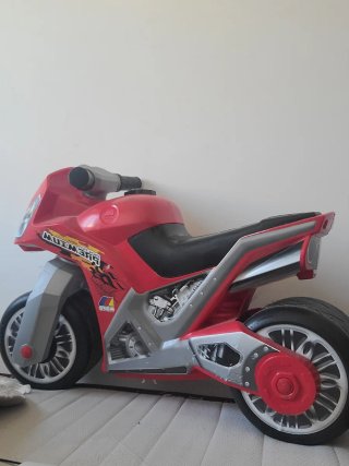 Moto de juguete roja