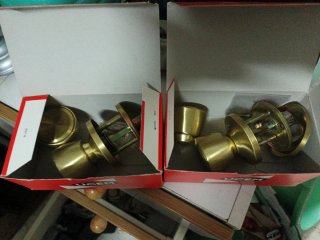 Pomos de puerta dorados
