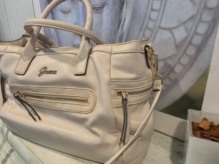 Bolso Guess Beige y Dorado