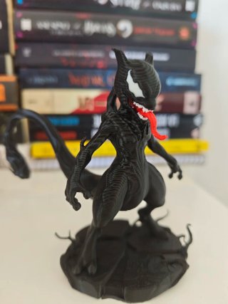 Figura Mewtwo x Venom Pokémon x Marvel