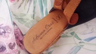 Zapatos de tacón Adriana Cruz azul y marrón en pie