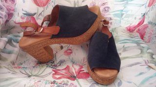 Zapatos de tacón Adriana Cruz azul y marrón en pie