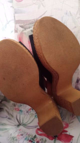 Zapatos de tacón Adriana Cruz azul y marrón en pie