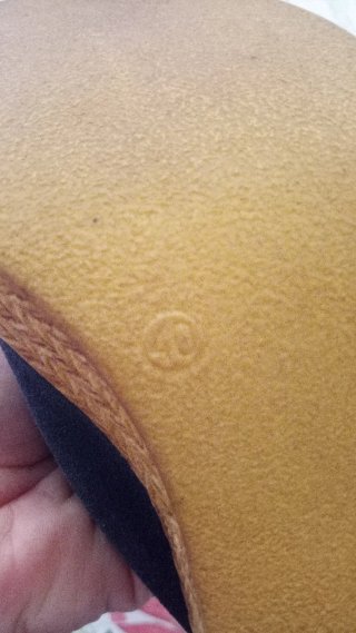 Zapatos de tacón Adriana Cruz azul y marrón en pie