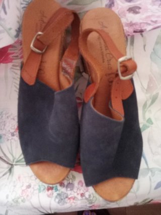 Zapatos de tacón Adriana Cruz azul y marrón en pie