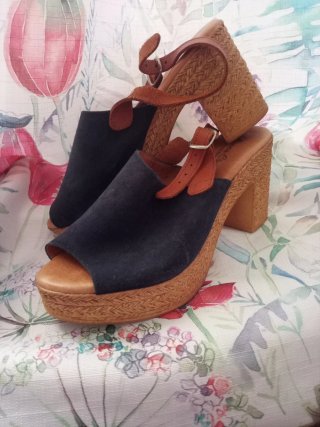 Zapatos de tacón Adriana Cruz azul y marrón en pie