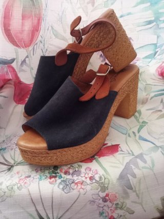 Zapatos de tacón Adriana Cruz azul y marrón en pie