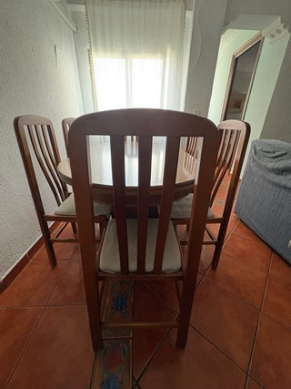 Mesa de comedor de madera