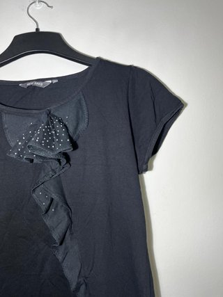 Blusa New Saks L con volantes y pedrería