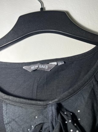 Blusa New Saks L con volantes y pedrería