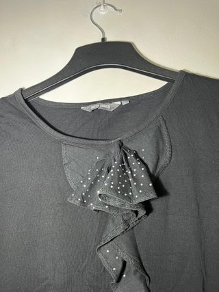 Blusa New Saks L con volantes y pedrería
