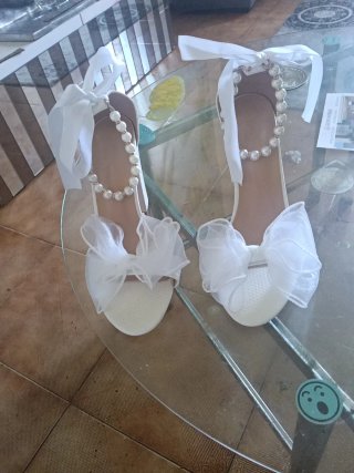 Sandalias elegantes con perlas y lazo