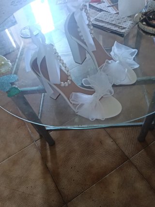 Sandalias elegantes con perlas y lazo