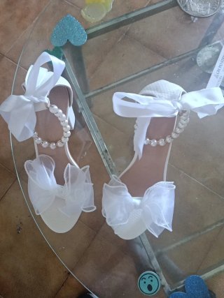Sandalias elegantes con perlas y lazo