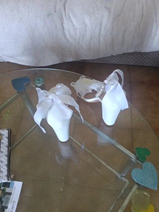 Sandalias elegantes con perlas y lazo