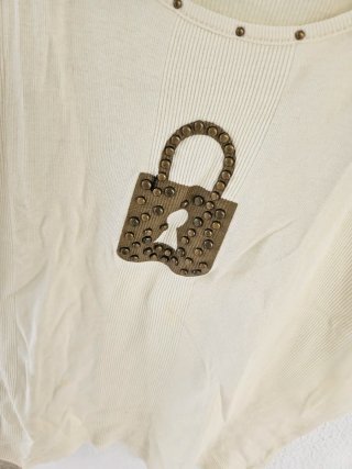 Camiseta beige con candado