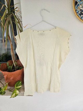 Camiseta beige con candado