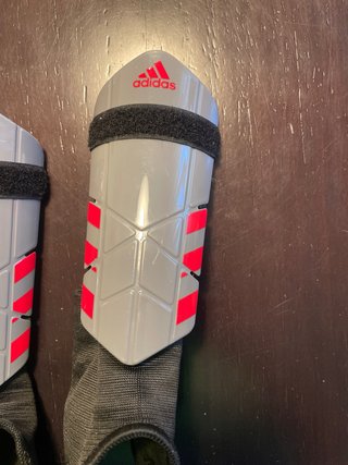 Espinilleras Fútbol Adidas Grises y Rojas