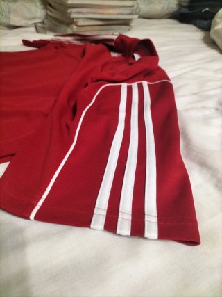 Camiseta Adidas Roja con Rayas Blancas