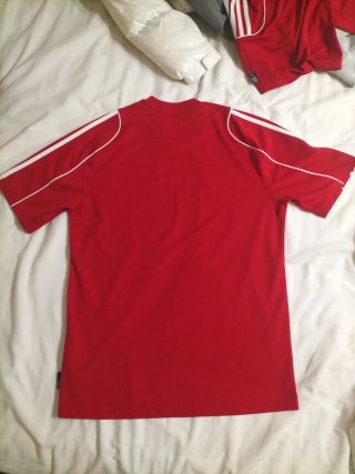 Camiseta Adidas Roja con Rayas Blancas