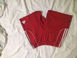 Camiseta Adidas Roja con Rayas Blancas