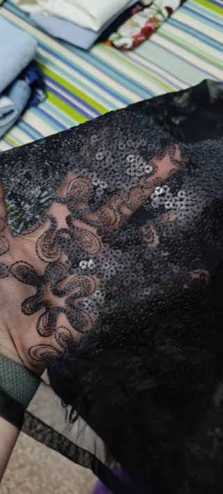 Vestido negro corto con lentejuelas