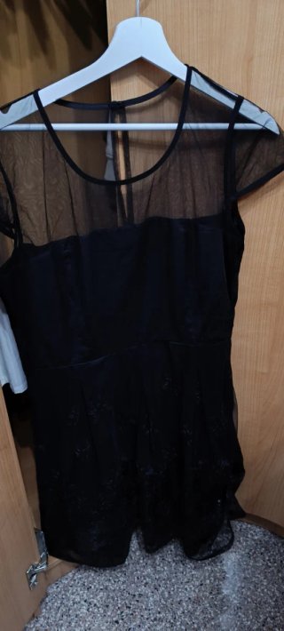 Vestido negro corto con lentejuelas