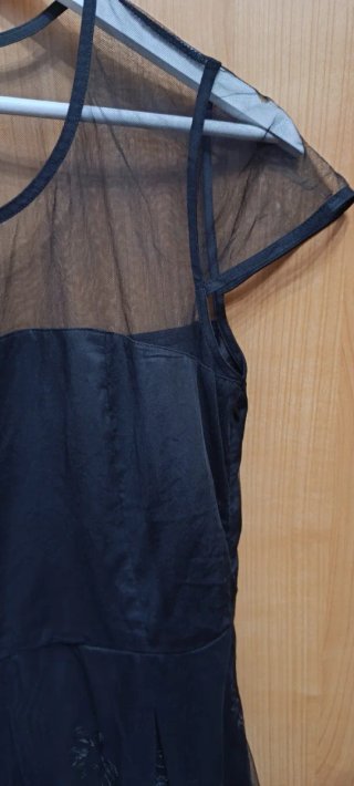 Vestido negro corto con lentejuelas