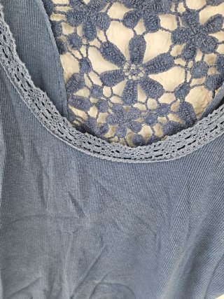 Camiseta azul con encaje
