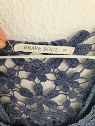 Camiseta azul con encaje