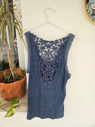 Camiseta azul con encaje