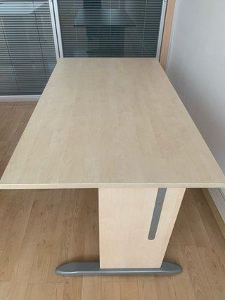 3 Mesas de oficina .Angular beige y plateada