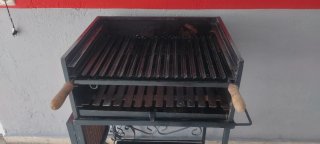 Barbacoa de metal con ruedas