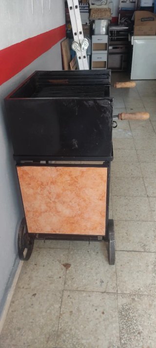 Barbacoa de metal con ruedas