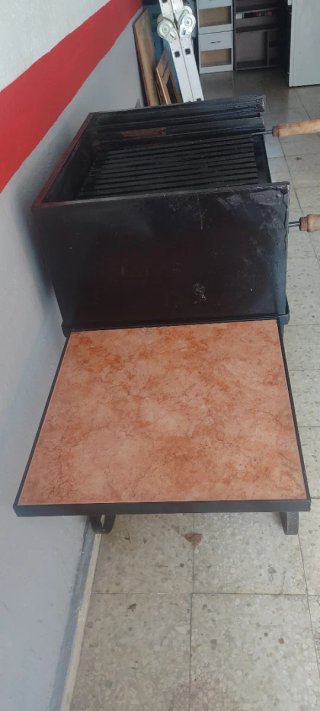 Barbacoa de metal con ruedas